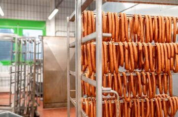 Osłonki do wędlin – kiedy wybrać naturalne, kiedy sztuczne?